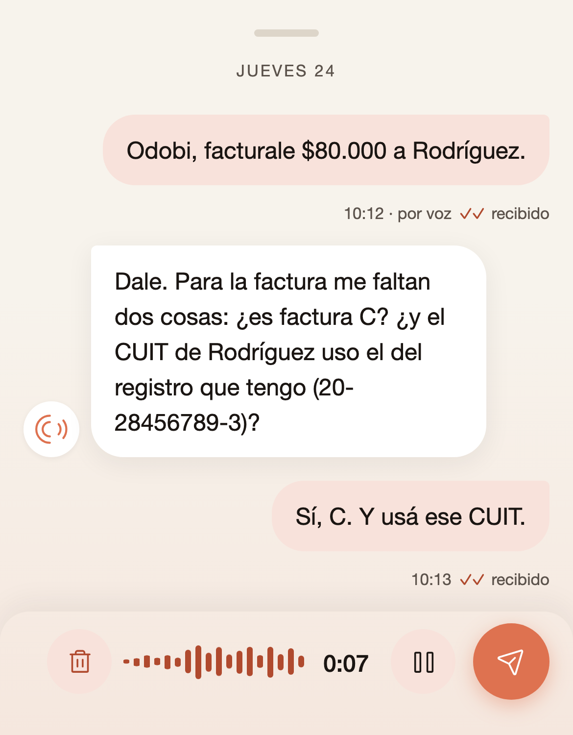 Odobi grabando una nota de voz: abajo se ve la onda del audio mientras el usuario le dicta la factura